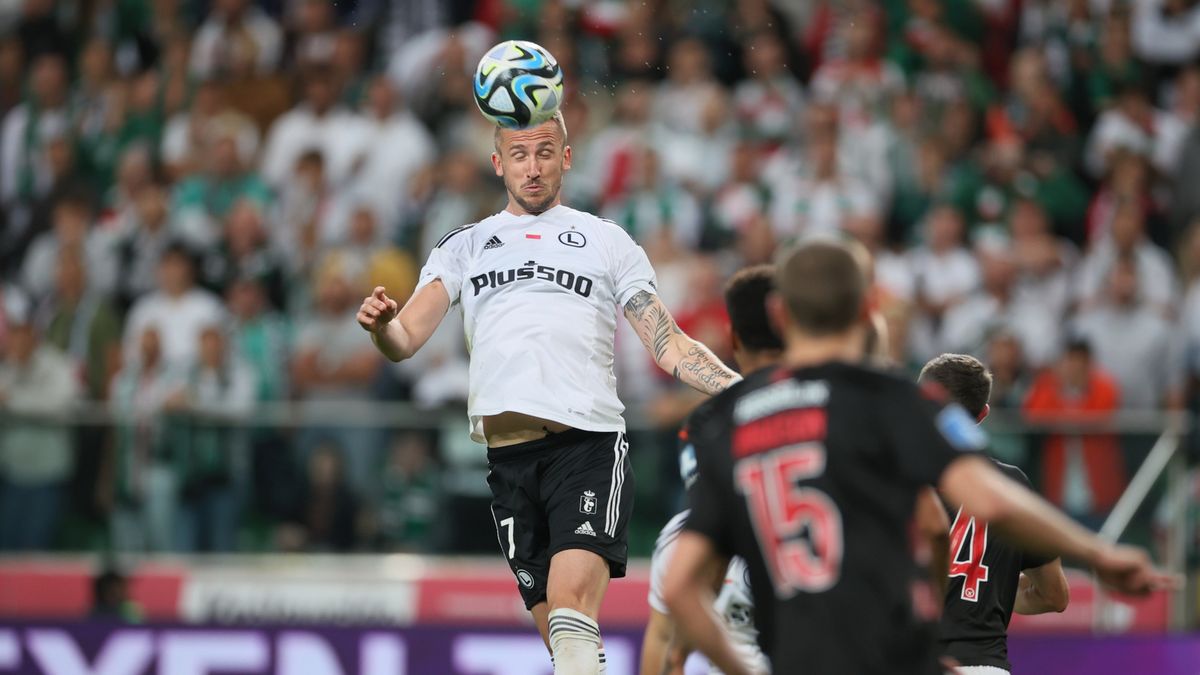 Zawodnik Legii Warszawa Tomas Pekhart (L) zdobywa bramkę podczas rewanżowego meczu 4 rundy eliminacji piłkarskiej Ligi Konferencji z FC Midtjylland