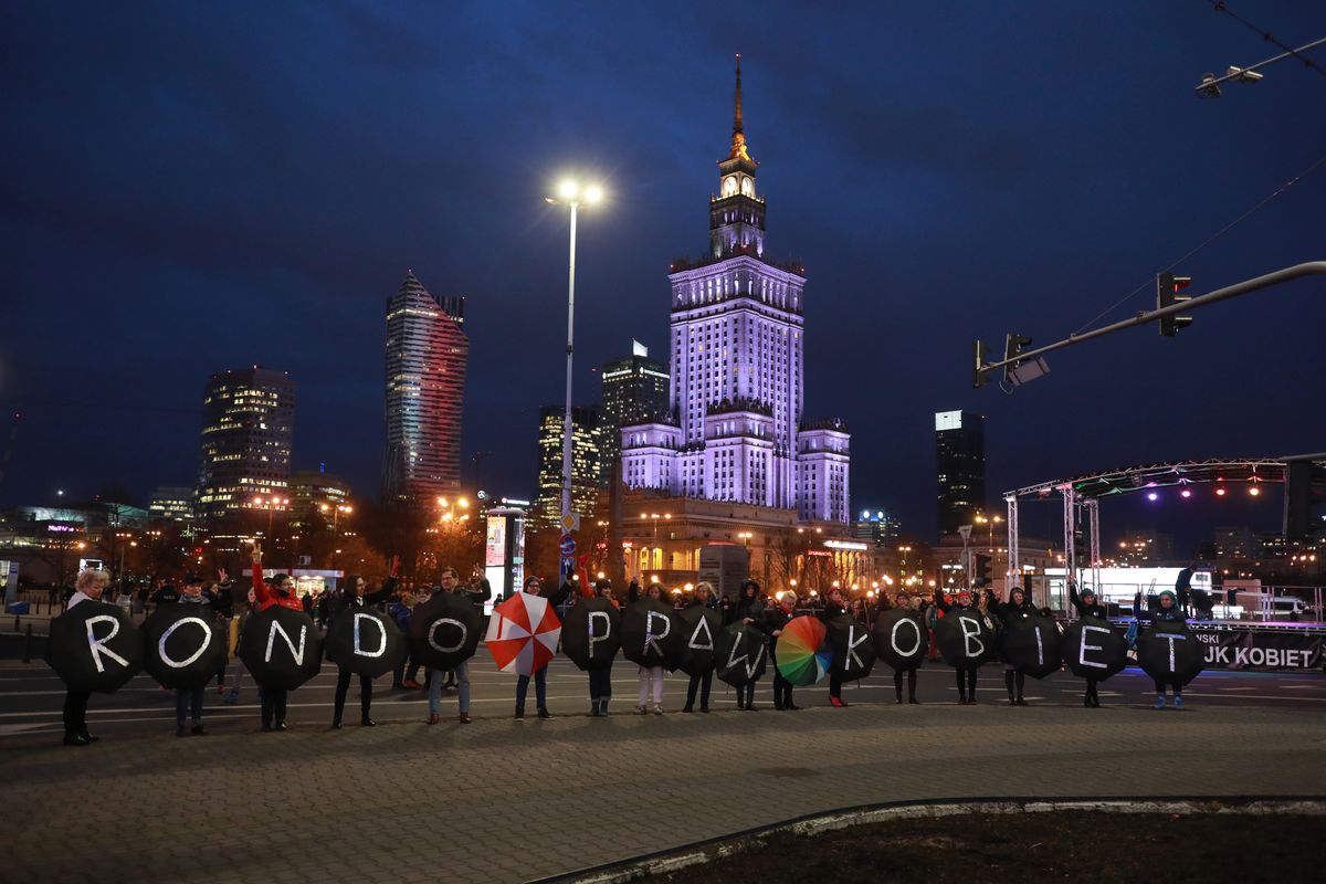 Kobiety protestowały przy Rondzie Dmowskiego. Duże korki w stolicy
