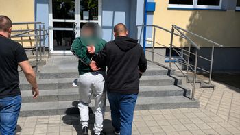Trzcianka: Ukrywał się w bagnach nad jeziorem Moczytko. Miał narkotyki