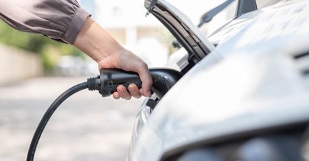 Chcą zakazać sprzedaży samochodów elektrycznych