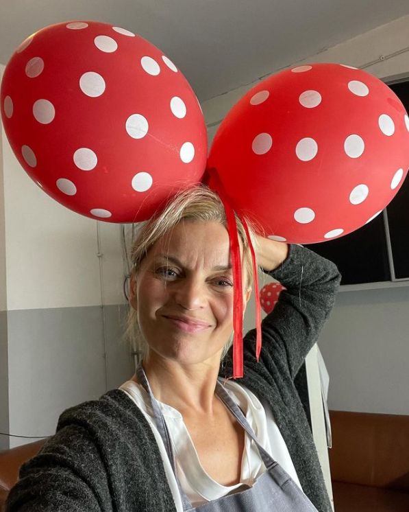 Małgorzata Foremniak w kostiumie ze spektaklu komediowego  "Imię"