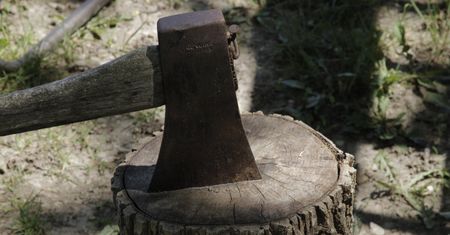 Z siekierą na sąsiadkę. Poszło o 3 metry gruntu