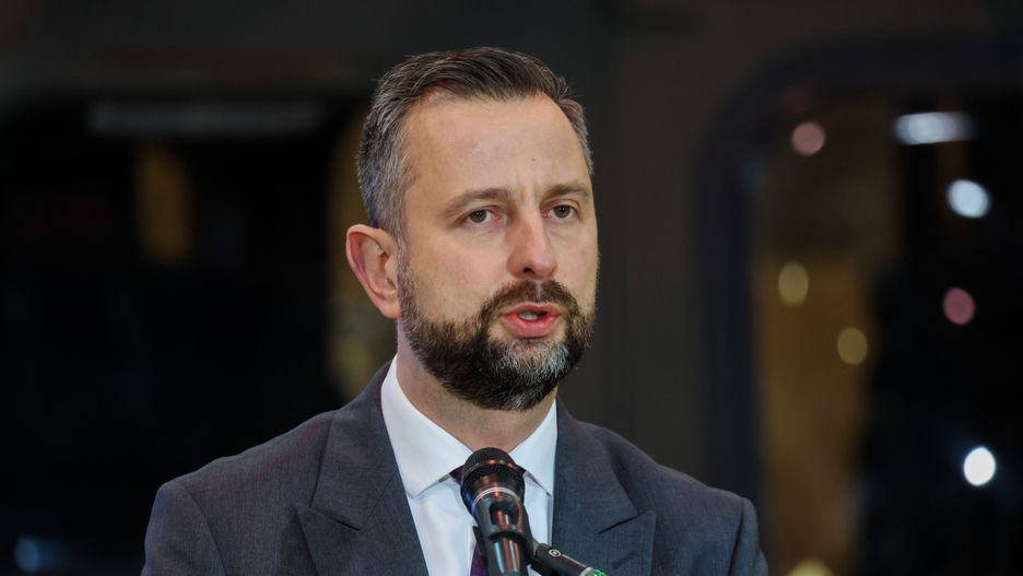 Nowy Glinnik (pow. tomaszowski), 27.11.2025. Wicepremier - minister obrony narodowej Władysław Kosiniak-Kamysz podczas uroczystości z okazji zejścia pierwszego, z polskiej linii produkcyjnej, śmigłowca wsparcia typu AW 149 dla Lotnictwa Wojsk Lądowych, 27 bm. na terenie bazy 7 Dywizjonu Lotniczego 25 Brygady Kawalerii Powietrznej w Nowym Glinniku. (ad) PAP/Marian Zubrzycki