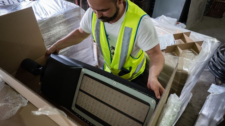 Warszawa. Nowe ledowe lampy wkrótce zaświecą na warszawskich węzłach drogowych