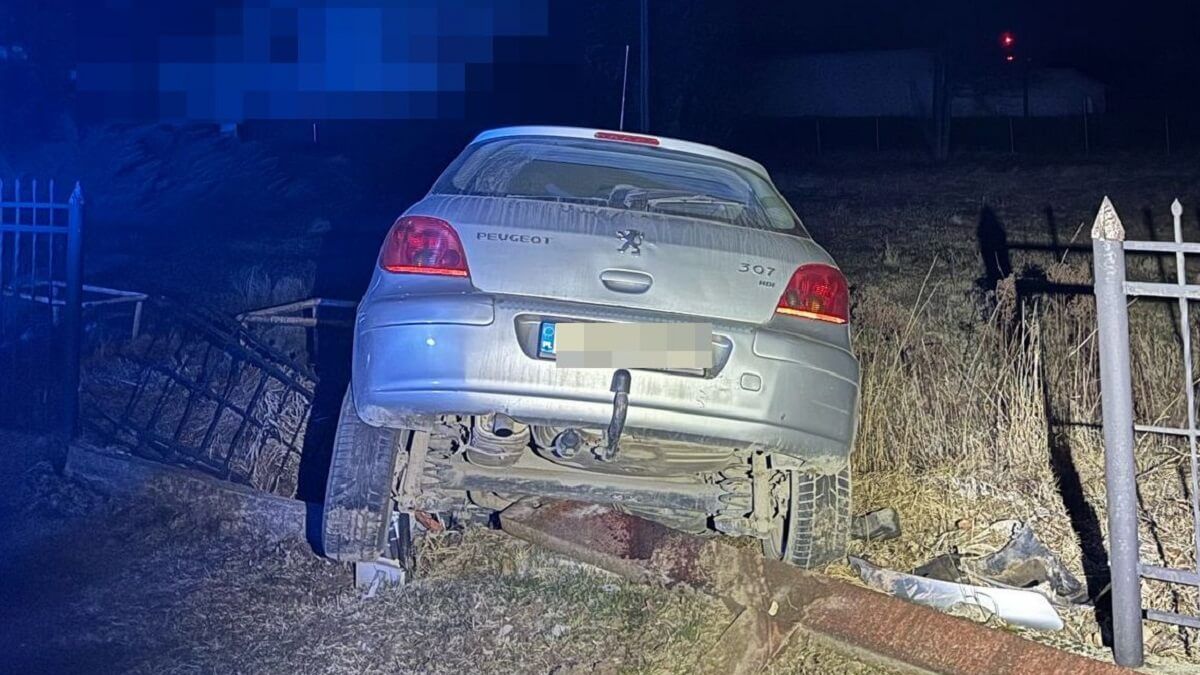 Peugeotem wjechał w ogrodzenie