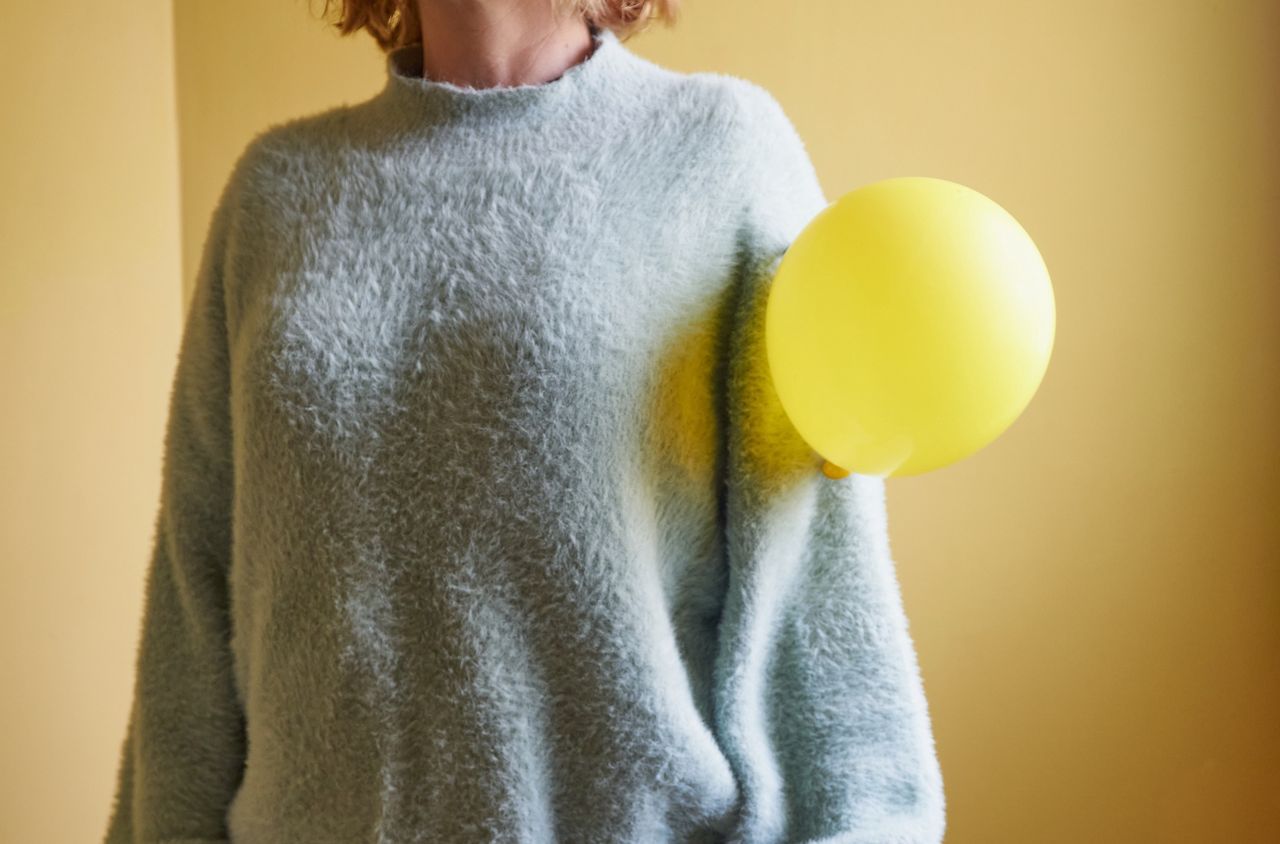 Jak zapobiegać elektryzowaniu się ubrań? Wystarczy wieszak