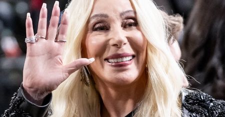 Met Gala 2026. Cher wróciła po ponad dekadzie przerwy. 79-latka odsłoniła nogi w ROCKOWEJ stylizacji [ZDJĘCIA]