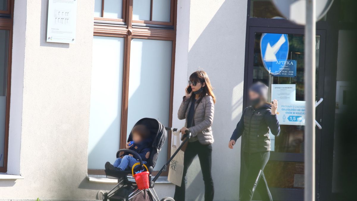 Marta Kaczyńska (po środku) z synkiem Lechem (w wózku) i córką Martyną (po prawej) na spacerze w Sopocie 