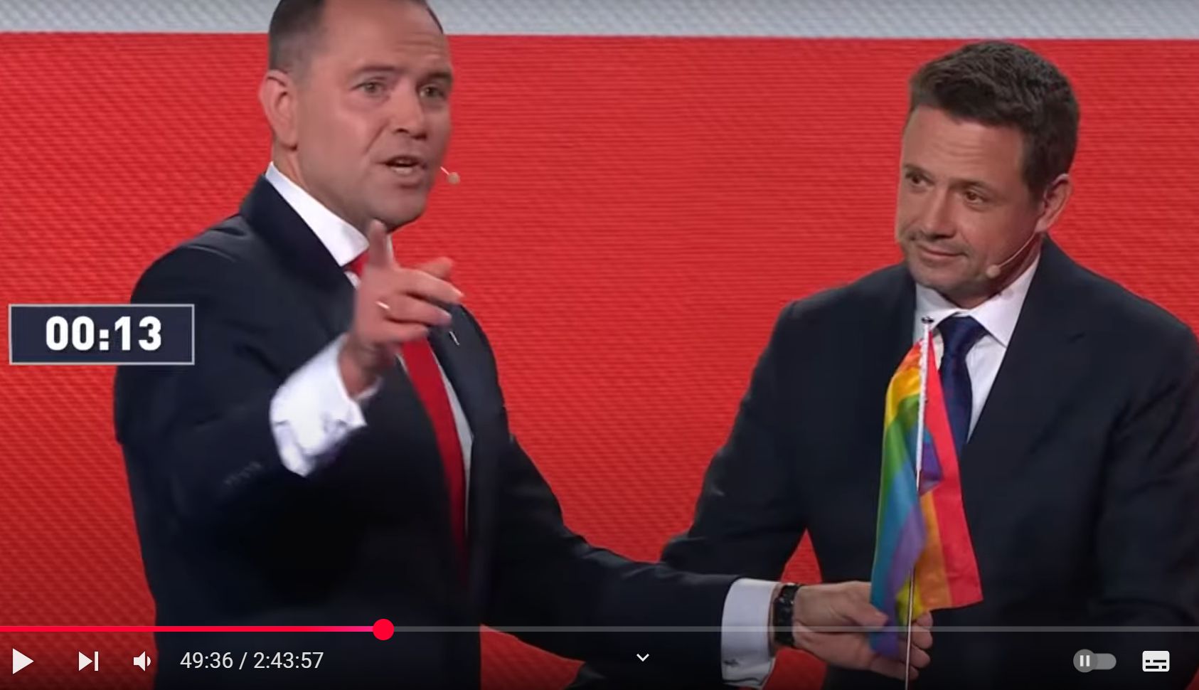 Nawrocki postawił na pulpicie Trzaskowskiego tęczową flagę