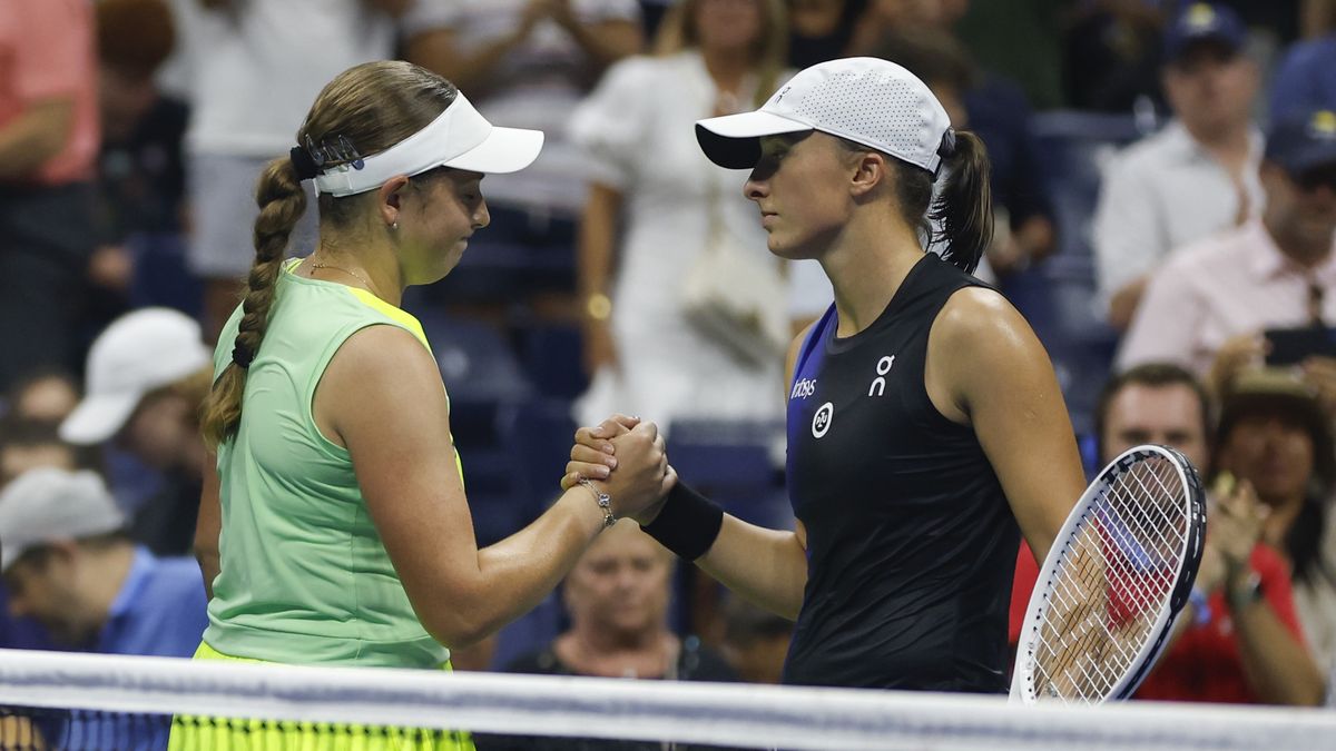 2023 US Open - Day 7
NEW YORK, NEW YORK - SEPTEMBER 03: Jelena Ostapenko of Latvia embraces Iga Swiatek of Poland following their Women's Singles Fourth Round match on Day Seven of the 2023 US Open at the USTA Billie Jean King National Tennis Center on September 03, 2023 in the Flushing neighborhood of the Queens borough of New York City. (Photo by Sarah Stier/Getty Images)
Sarah Stier
atp tour tennis