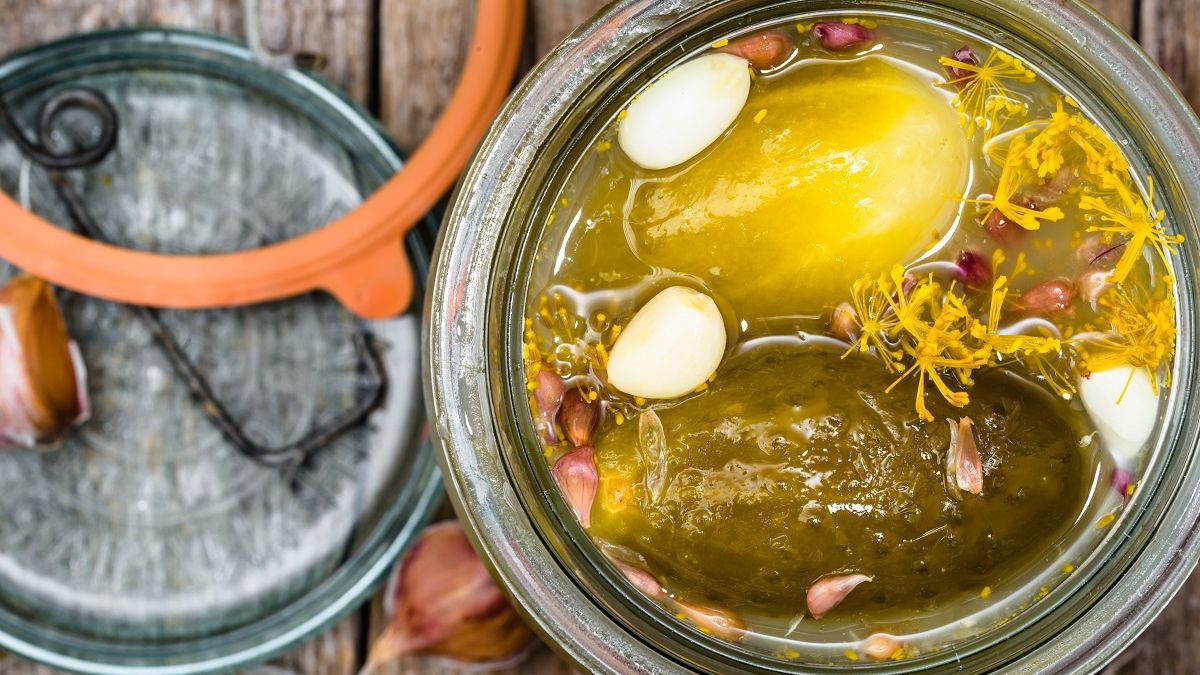 Kiszone ogórki cuchną i mają gorzki smak? Wszystko przez częsty błąd