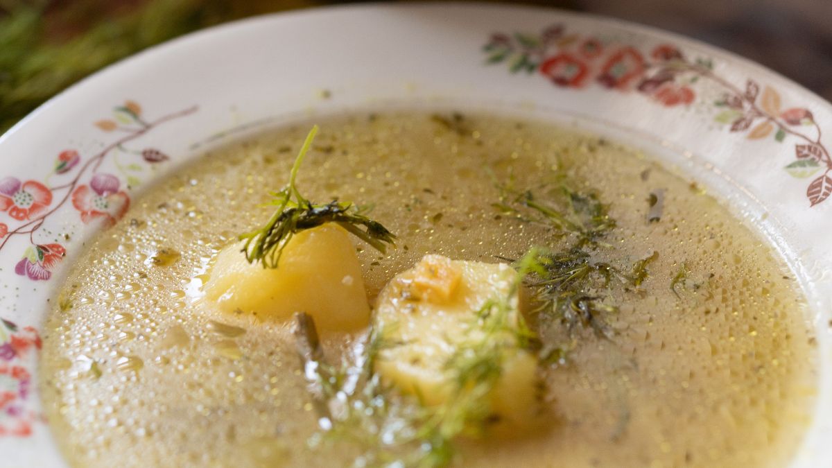 Ogórkowa z podsmażanym porem smakuje jak u babci