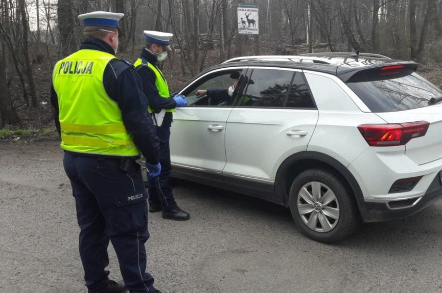 W prywatnym aucie można jechać bez maseczki. Po wyjściu na parking trzeba już jednak zakryć usta i nos