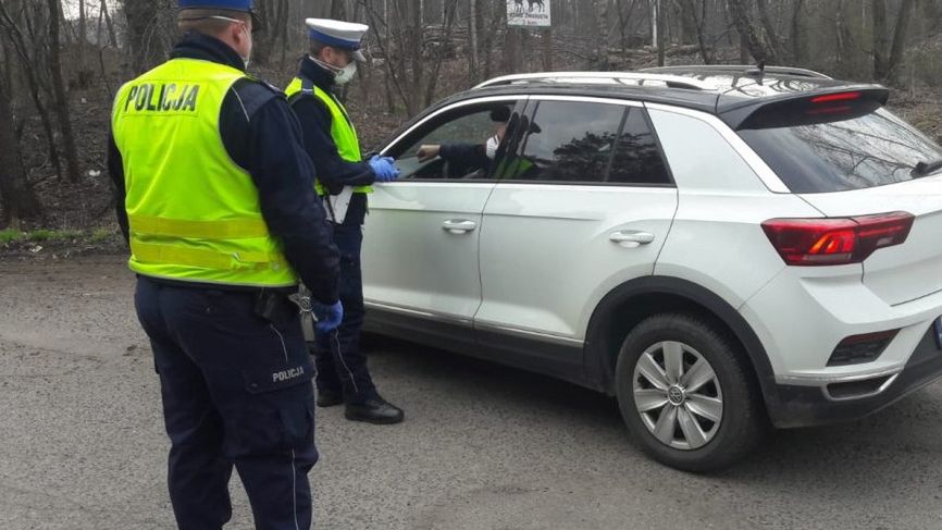 W prywatnym aucie można jechać bez maseczki. Po wyjściu na parking trzeba już jednak zakryć usta i nos