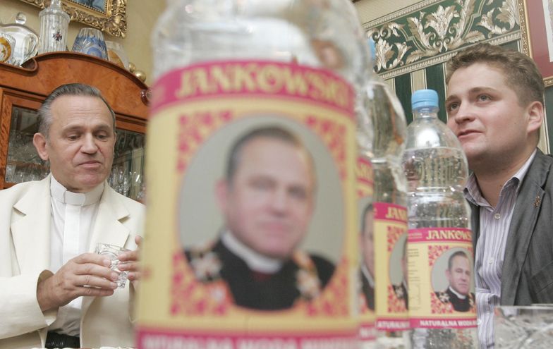 Wrzesień 2006. Ks. Henryk Jankowski i Mariusz Olchowik prezentują wodę "Jankowski".