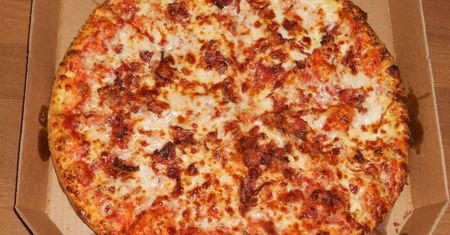 Mała pizza z serem na cienkim cieście (Domino's Pizza)