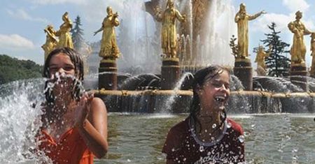 Rosjanie cierpią przez upał... i wódkę