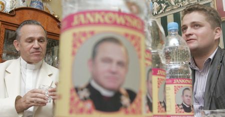 Prałat Mobile, woda i wino. W tle jeden człowiek