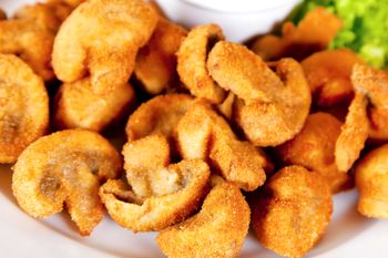 Oprószam pieczarki przed smażeniem. Nie puszczają wody i mają ładny złoty kolor