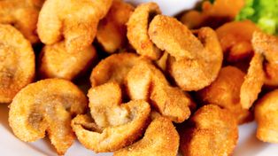 Oprószam pieczarki przed smażeniem. Nie puszczają wody i mają ładny złoty kolor