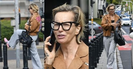Znudzona Paulina Smaszcz z torebką za 15 tysięcy złotych wyżywa się na słupku miejskim w oczekiwaniu na taksówkę