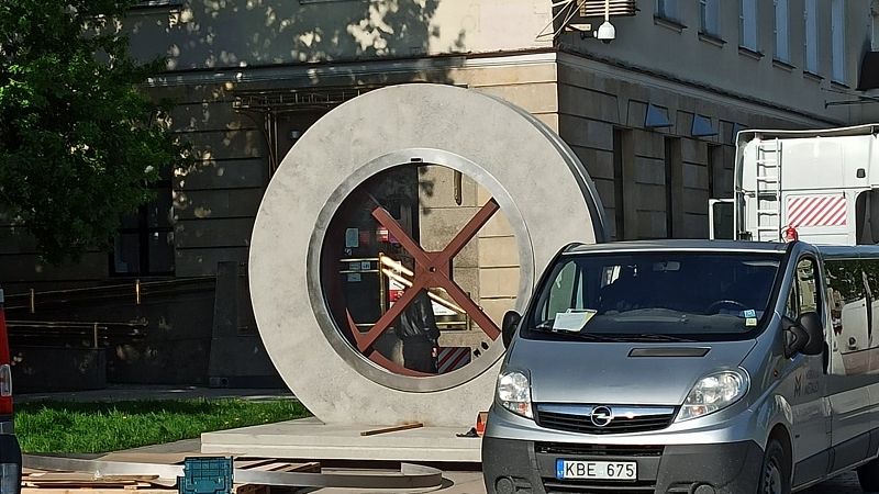 Betonowa instalacja portalu na Placu Litewskim