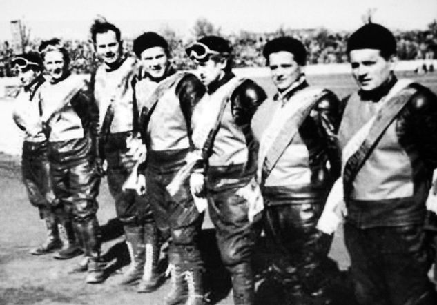 Mistrzowska Gwardia Bydgoszcz roku 1955; od lewej: Feliks Błajda, Bolesław Bonin, Jan Malinowski, Mieczysław Połukard, Zbigniew Raniszewski, Rajmund Świtała i Norbert Świtała