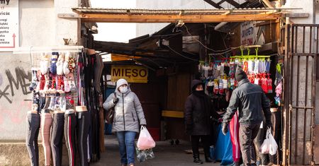 Nowe obostrzenia a niedziele handlowe. Jak będą otwarte sieci: Biedronka, Lidl, Dino czy Carrefour?