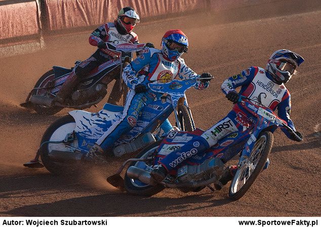 Josh Auty na prowadzeniu