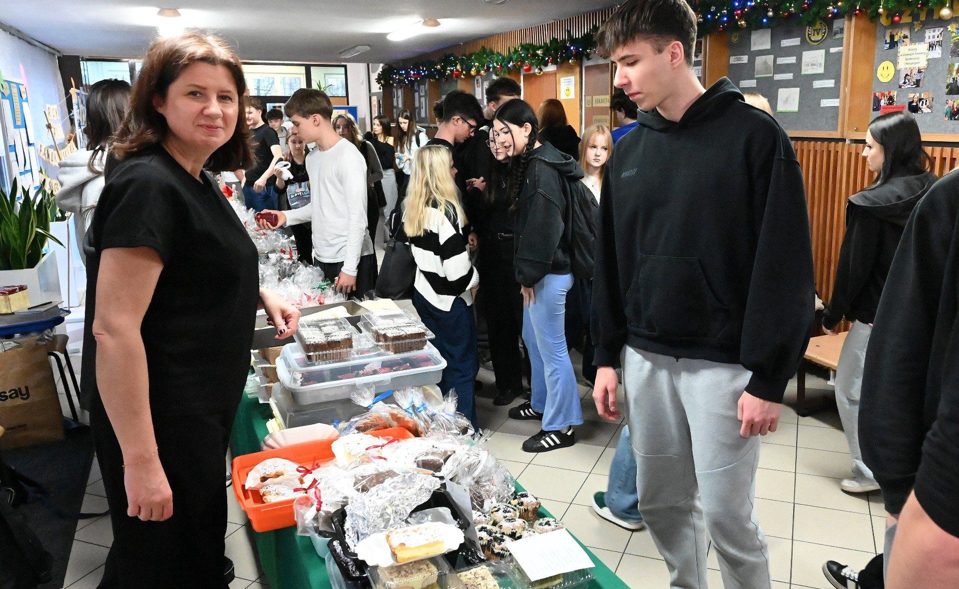 Szczególnie podczas przerw tłumnie przychodzili uczniowie oraz nauczyciele, chcąc dorzucić swoją cegiełkę do zbiórki na leczenie Kasi.