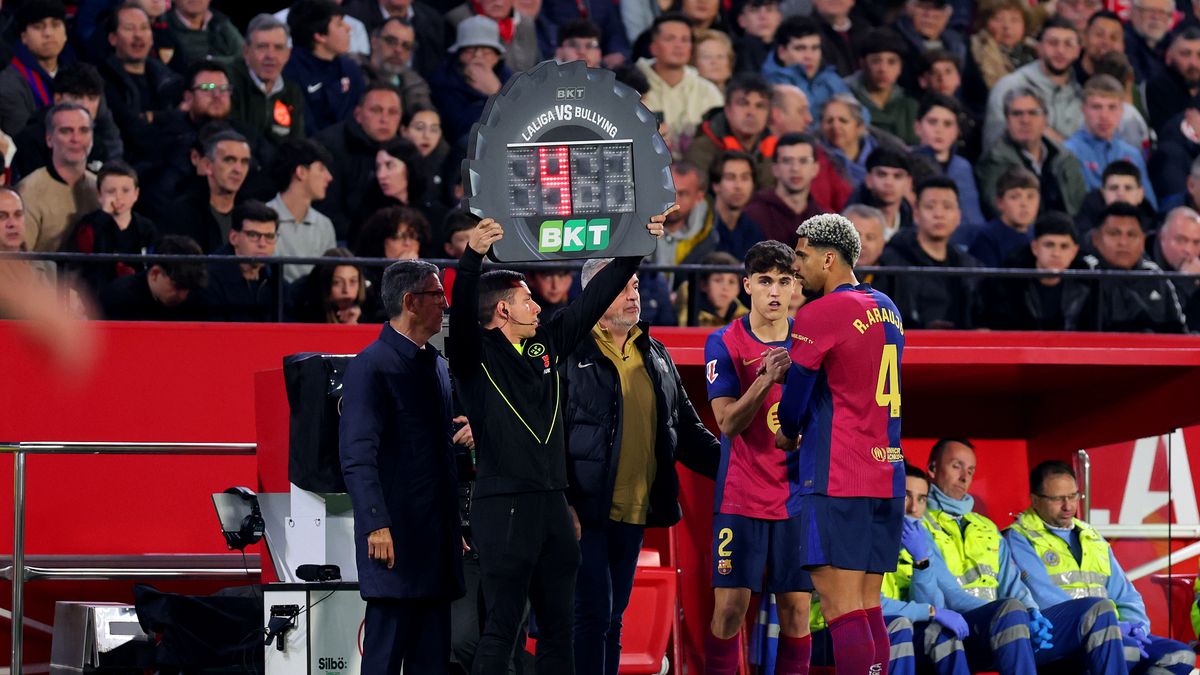 Getty Images / Fran Santiago / Na zdjęciu: Ronald Araujo schodzi z boiska