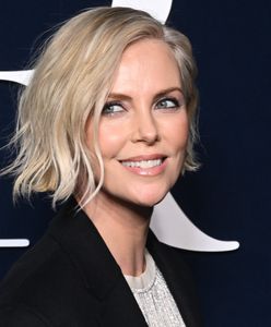 Tak odważna jeszcze nie była? Charlize Theron postawiła na głęboki dekolt i koronki