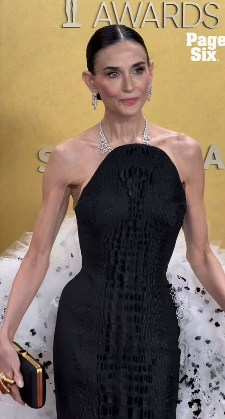 Demi Moore eksponuje szczupłą sylwetkę w "krokodylej" kreacji