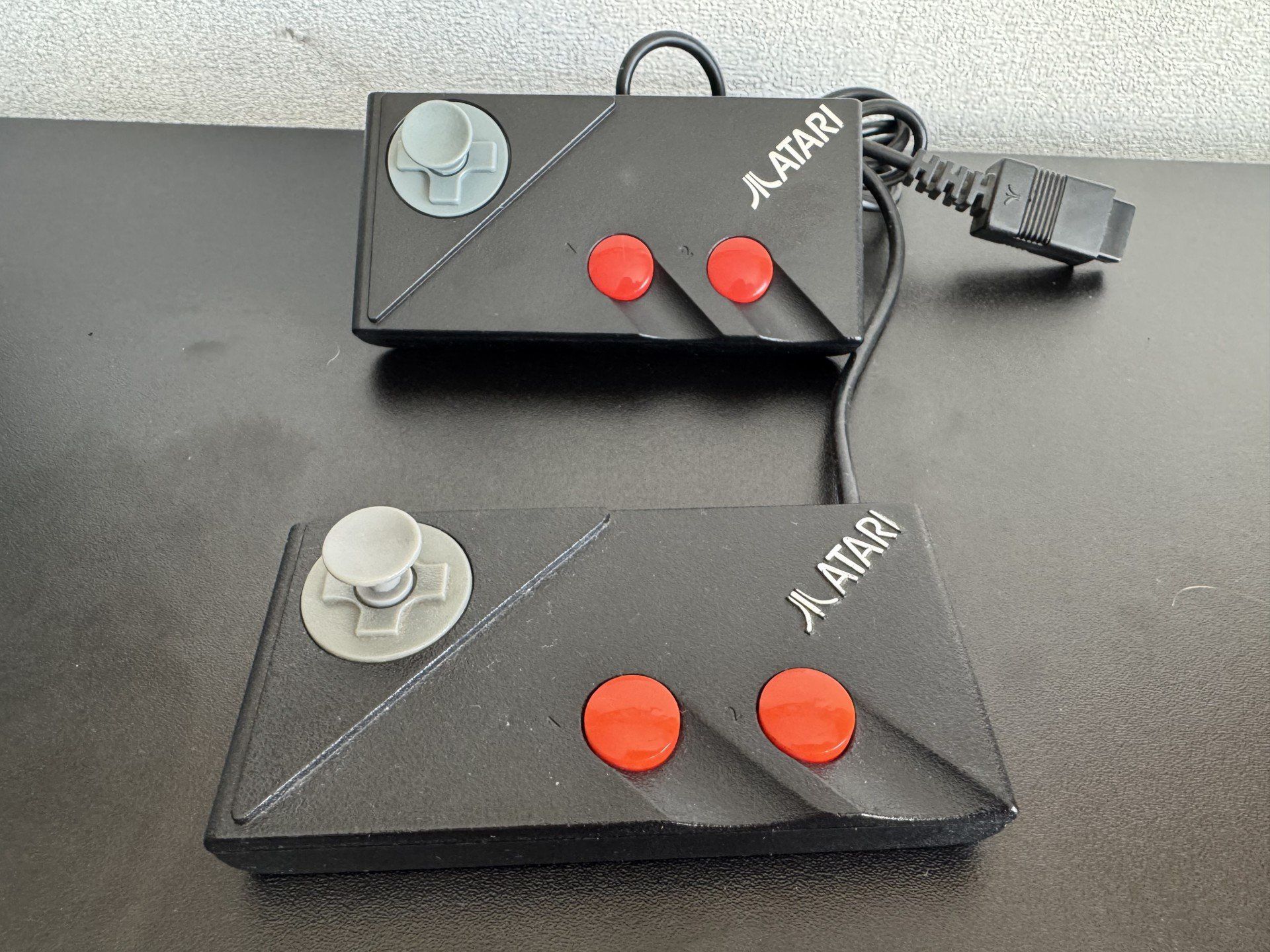 Atari 7800+ - kontroler nowy i stary