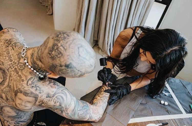 Kourtney Kardashian zrobiła tatuaż Travisowi Barkerowi