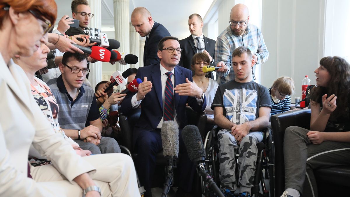 Mateusz Morawiecki podczas spotkania z protestującymi rodzicami osób niepełnosprawnych.