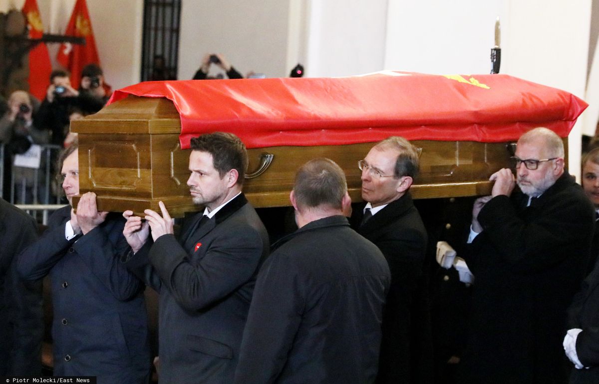 Rok po śmierci Adamowicza. "Ta trumna nas przytłoczyła"
