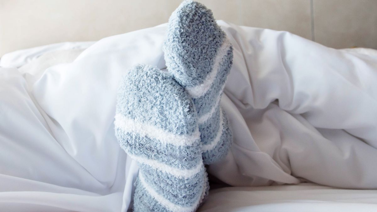 Czy powinniśmy spać w skarpetkach? 