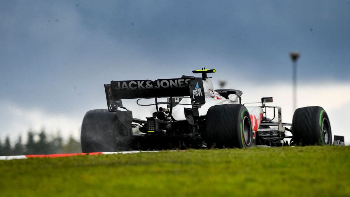 Zdjęcie okładkowe artykułu: Materiały prasowe / Haas / Na zdjęciu: bolid Haasa podczas wyścigu F1