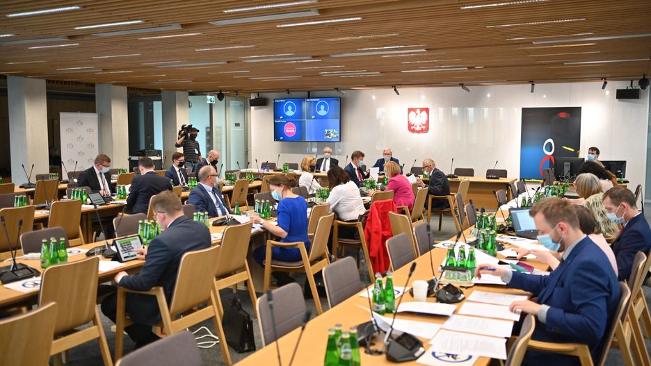 Koronawirus. Komisja Zdrowia pracowała 11 godzin