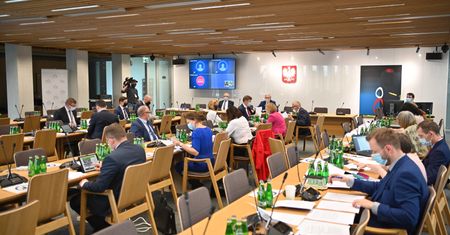 Koronawirus. Komisja Zdrowia pracowała 11 godzin nad projektem PiS