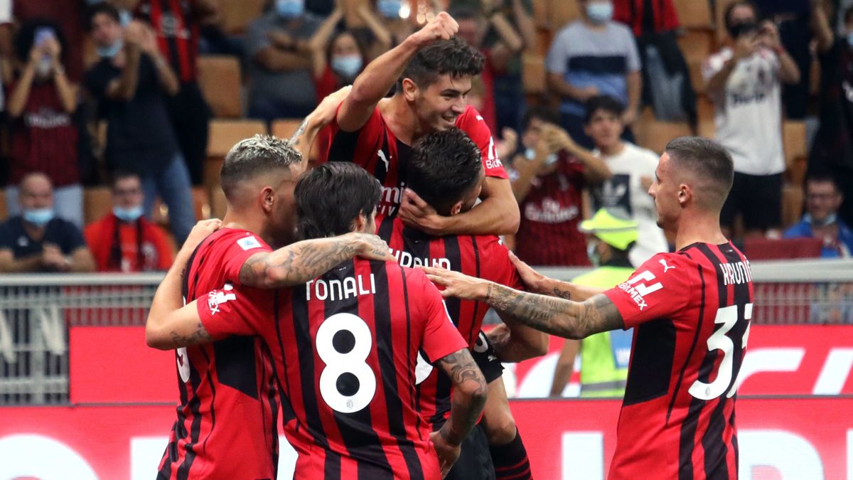 PAP/EPA / MATTEO BAZZI  / Na zdjęciu: piłkarze AC Milan cieszą się z gola