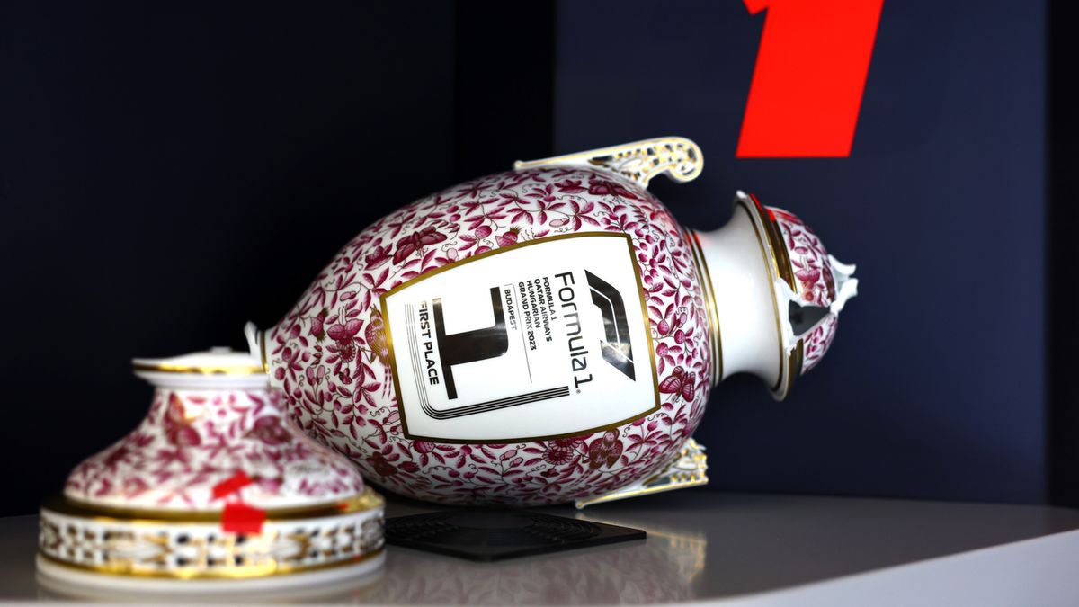 Zdjęcie okładkowe artykułu: Materiały prasowe / Red Bull / Na zdjęciu: stłuczony puchar Maxa Verstappena