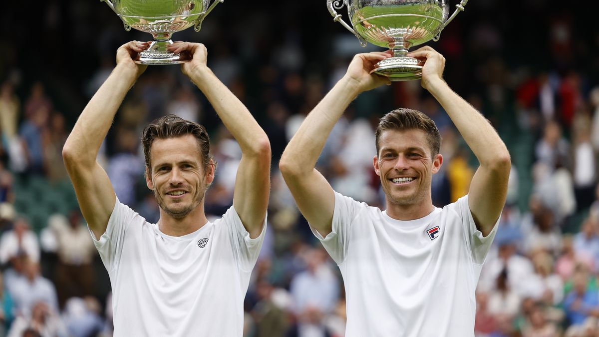 Wesley Koolhof (z lewej) i Neal Skupski - deblowi mistrzowie Wimbledonu 2023