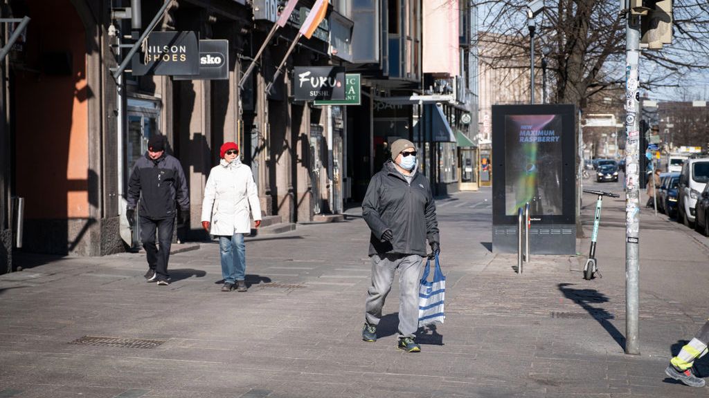 Finowie na ulicach Helsinek w czasie pandemii
