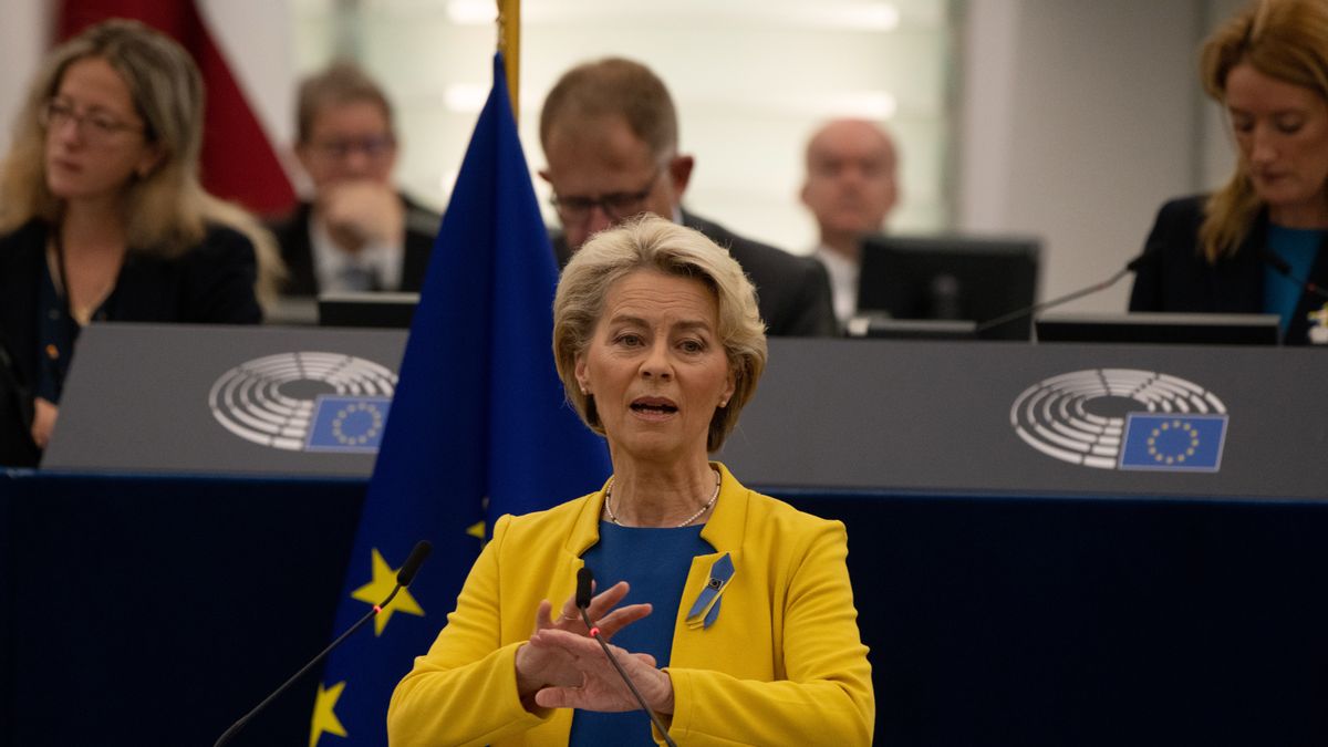 Na zdjęciu Ursula von der Leyen przemawiająca w Parlamencie Europejskim