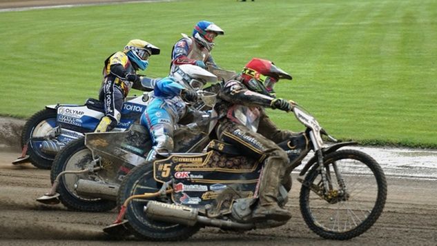 Anders Thomsen w barwach Żarnowicy. Dzień przed swoim drugim występem na Słowacji Duńczyk ścigał się w SEC w Gustrow, gdzie stracił oba najlepsze silniki, a trzeci zupełnie nie chciał jechać. Martin Buri: „Anders zadzwonił i poinformował, że bardzo chce przyjechać, ale nie ma na czym się ścigać. Nie chciał dać plamy. Szybko zadzwoniłem do Martina i powiedziałem w czym rzecz. Vaculik zaoferował dwa swoje najlepsze silniki, twierdząc, że sam poradzi sobie na rezerwowym sprzęcie. Nad ranem mechanicy włożyli je w ramy Thomsena i liderzy byli gotowi do zawodów. W pierwszym biegu Anders trochę nam napędził stracha, bo strzelił… efektowne zero. Ustawienia Vaculika jemu nie pasowały, ale później chłopaki pomieszali w setupie i do końca zawodów był już niełapalny, wygrywając wszystkie biegi.