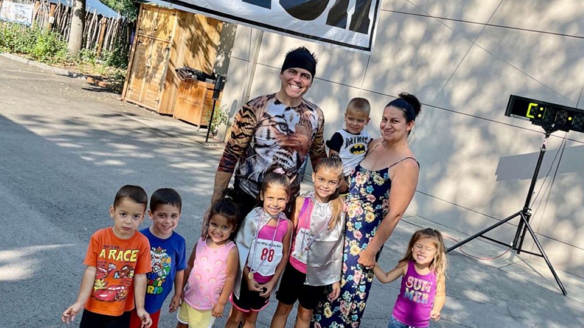 Ten ambitny tata chce wygrać maraton, jednocześnie pchając wózek ze swoimi pięcioraczkami