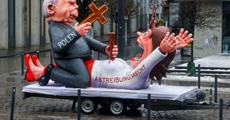 Platforma z Jarosławem Kaczyńskim. Konsulat RP w Kolonii protestuje