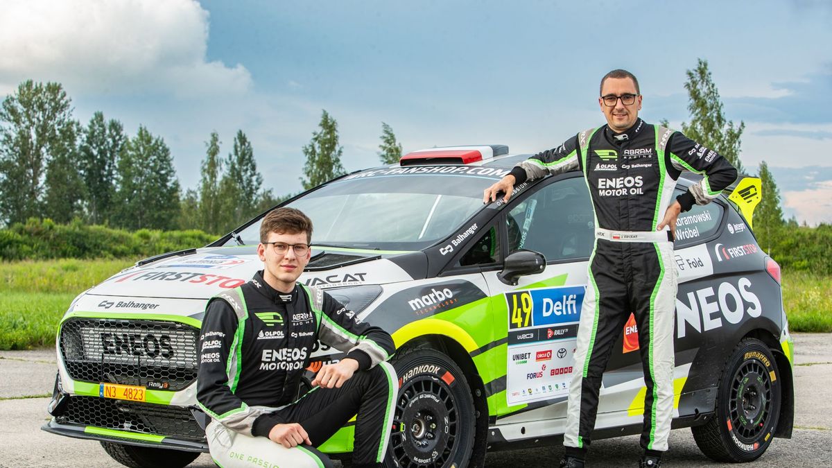 Materiały prasowe / Abram Racing / Na zdjęciu: Tymoteusz Abramowski (z lewej) i Jakub Wróbel